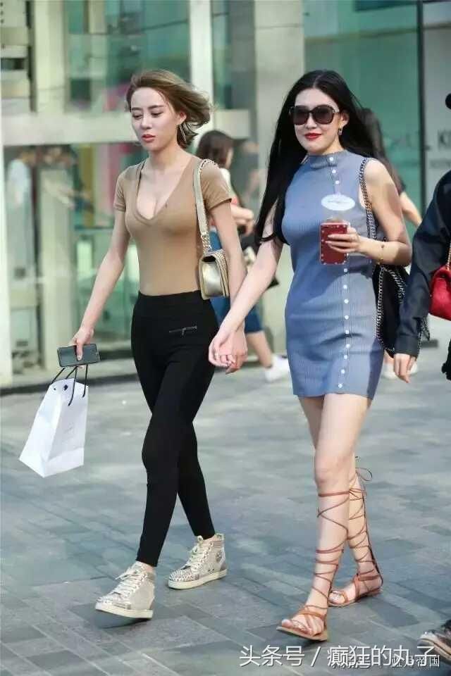 街头遇见两位美女，紧身裤VS包臀裙，究竟谁更有魅力