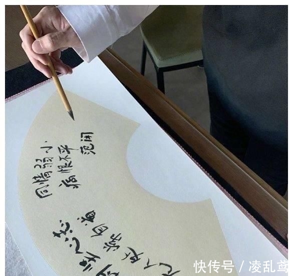 「毛笔画」都说张若昀的毛笔字丑，见到他拿毛笔画的画，对他另眼相看了