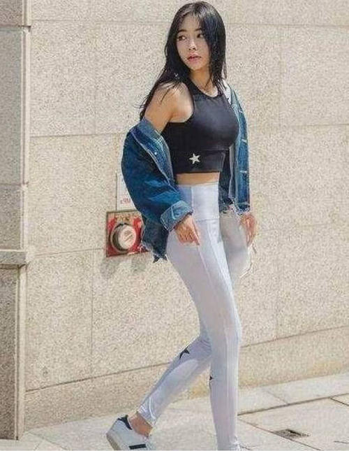 紧身裤配小姐姐，尽显女生俏皮可爱！一举一动尽显妩媚动人！