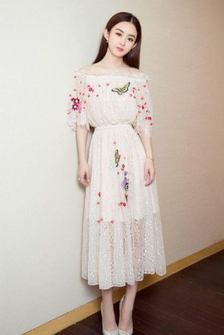 当39岁陈乔恩撞上31岁赵丽颖，网友：一个装嫩，一个真嫩！