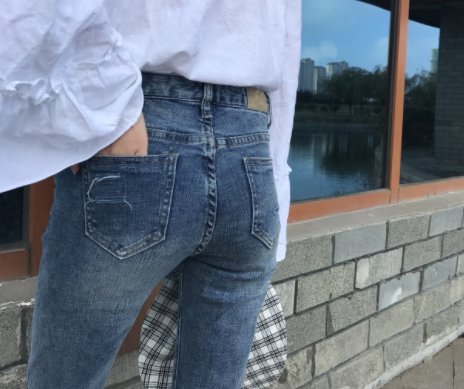 穿裙子不一定好看，但上街学她们穿牛仔裤，那叫一个优雅高挑