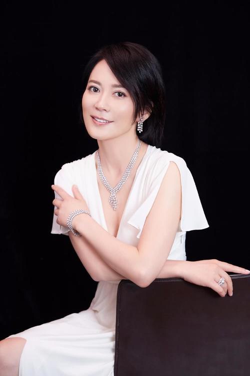 俞飞鸿小玩性感，白色裙装深V露“沟壑”，下半身中间开衩到大腿