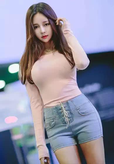 街拍车展上面的热裤美女, 身材与气质俱佳