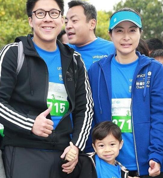 郭晶晶穿“人鱼裙”太惊艳，霍启刚秒变小跟班一刻都不敢离开！