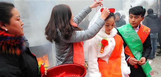  【有钱】农民宁可打工也不种地, 盖小别墅却不住, 有钱买车却不