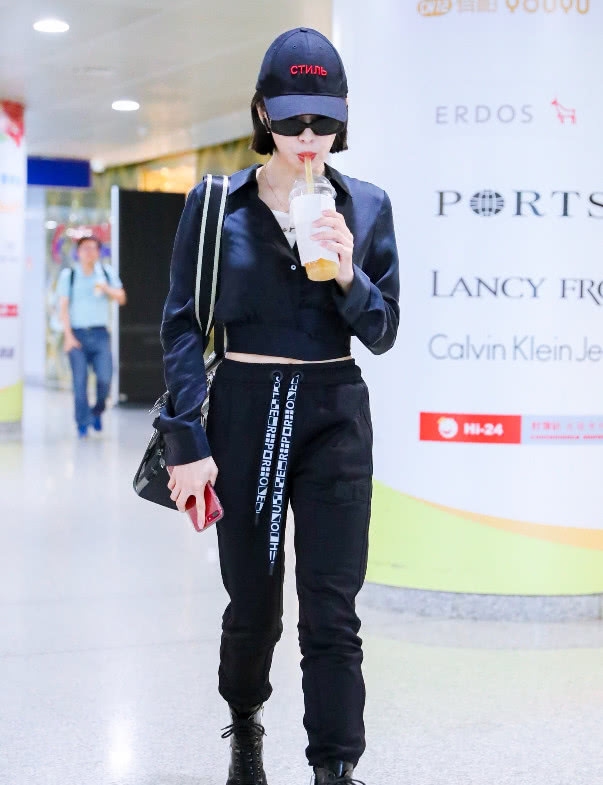 宋茜黑衣亮相，蚂蚁腰叫人惊呆了，体重应该不超85斤吧！