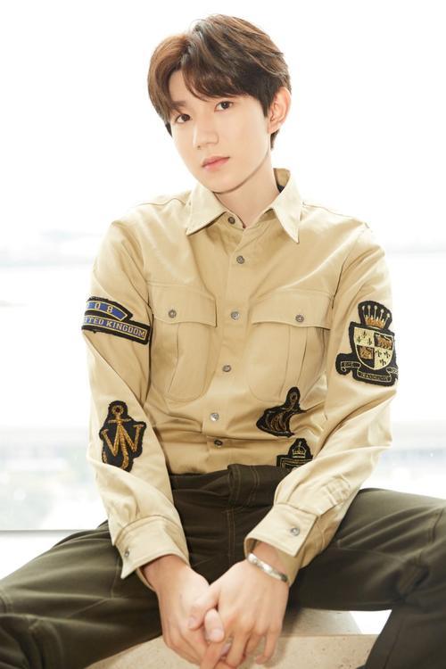 王源真是绝了，裤子安一条拉链给腿毛呼吸，一边有一边咋没有？