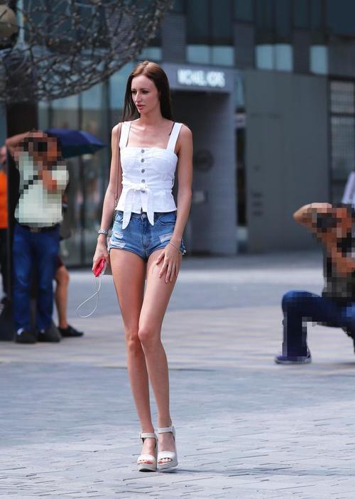 街拍：这腿太长，屏幕上下已经顶满了！她刷新了我对长腿的理解