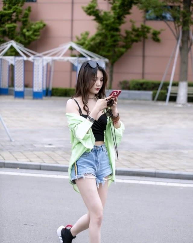  『小姐姐』路人街拍,美女小姐姐,白色T恤搭配热裤,尽显优雅好身材