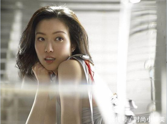 明星穿鞋,只服郑秀文,左右脚完全不是同一双鞋!