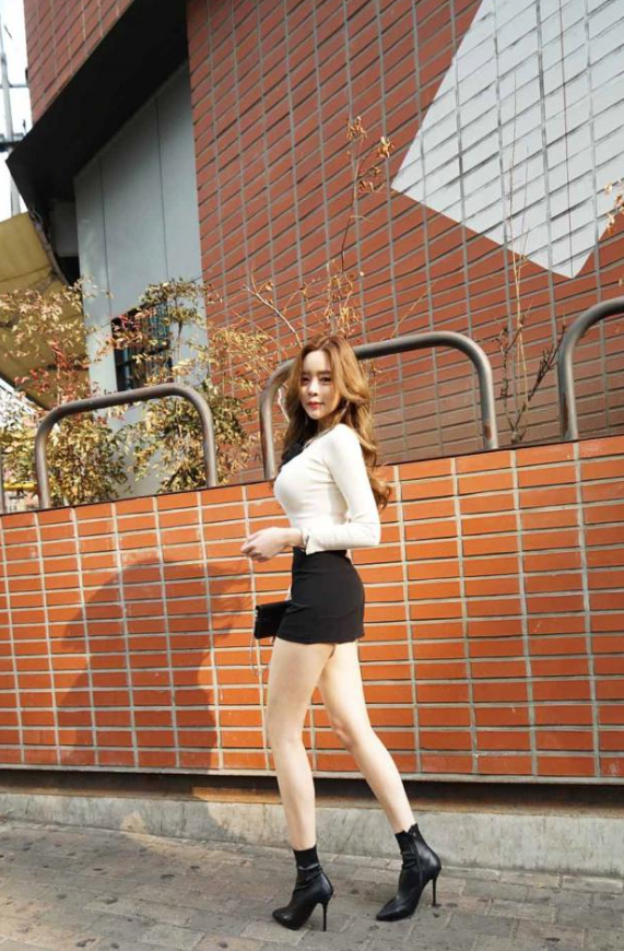 路人街拍，白色紧身上衣搭配黑色短裙，展示性感好身材，时尚潮流