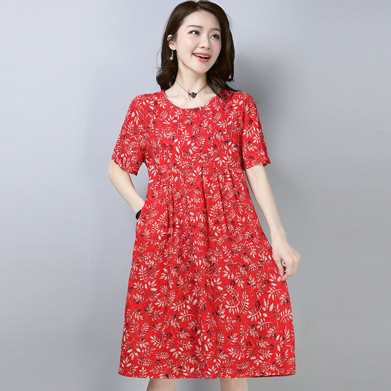 香港的小姨真会穿,三伏天穿这样的裙装出门,穿出气质风韵犹存