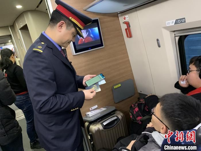  #旅客出行需#南铁将加开列车61对 学生电子客票乘车需核验