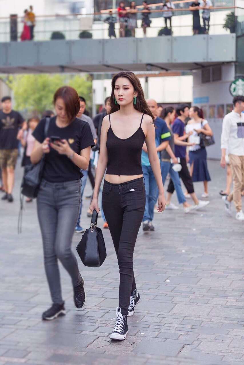 气质小姐姐吊带背心秀身材，小巧的服饰充满不羁的韵味，网友：女