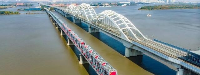 哈尔滨“国旗桥”上新闻联播,全国各地摄影师打卡“签到”