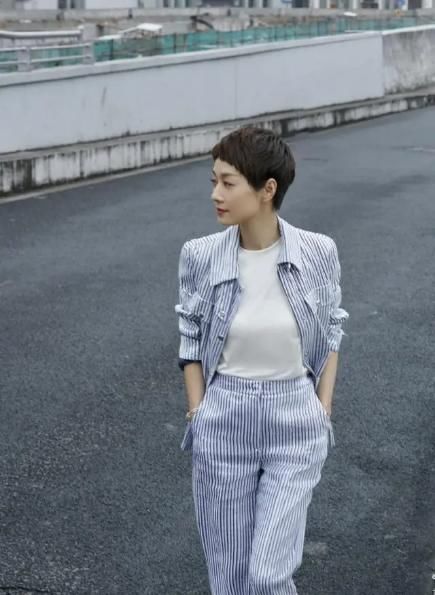  『开挂』马伊琍气质开挂了，黑色抹胸连衣裙配水波纹短发，又飒又美