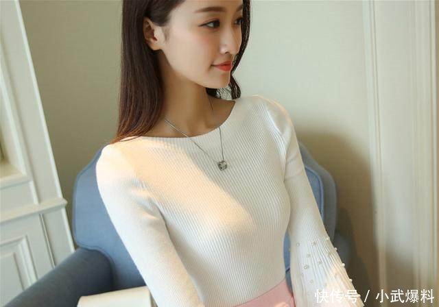 35岁小姨真敢穿，一天一件毛衣搭+打底裤，出门都被问结婚没