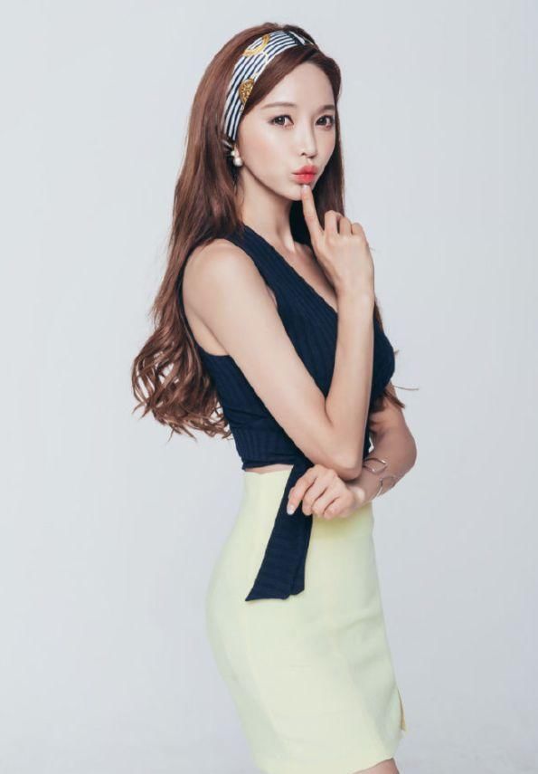 风格独特的紧身裙美女，展现女神长腿，十分抢眼！