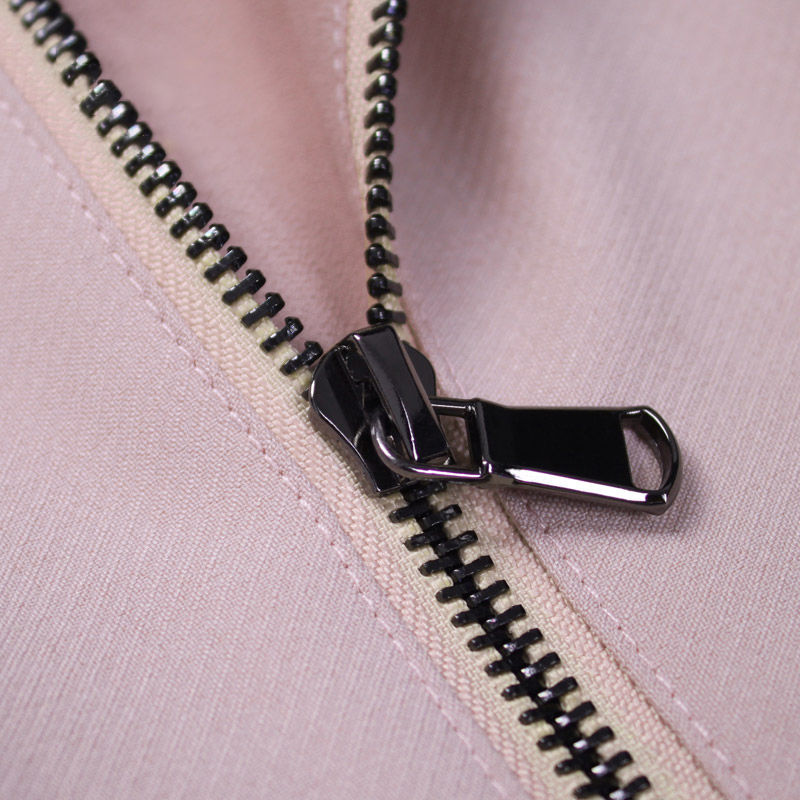 女人如果经济允许,时下正流行“包臀一步裙”,衬气质显档次