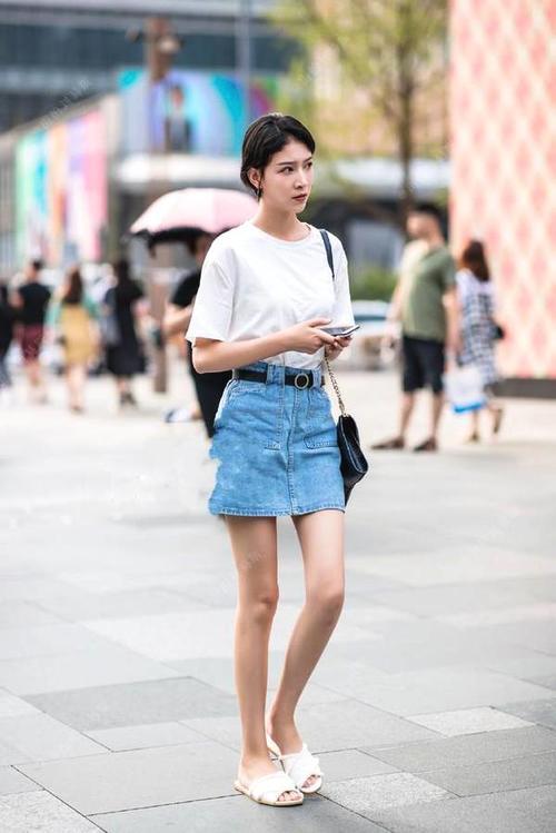 街拍：裸色吊带连衣裙，美女穿在身上超有女人味