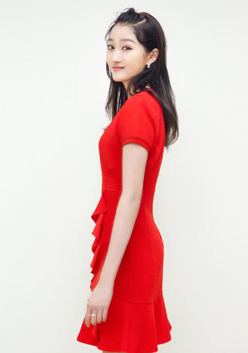 关晓彤放大招了,穿红裙秀s型身材魅力爆棚,难怪鹿晗喜欢她!