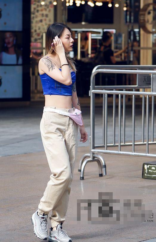 路人街拍，小姐姐身穿一件宝石蓝小背心，白皙纤细的腰身很吸睛