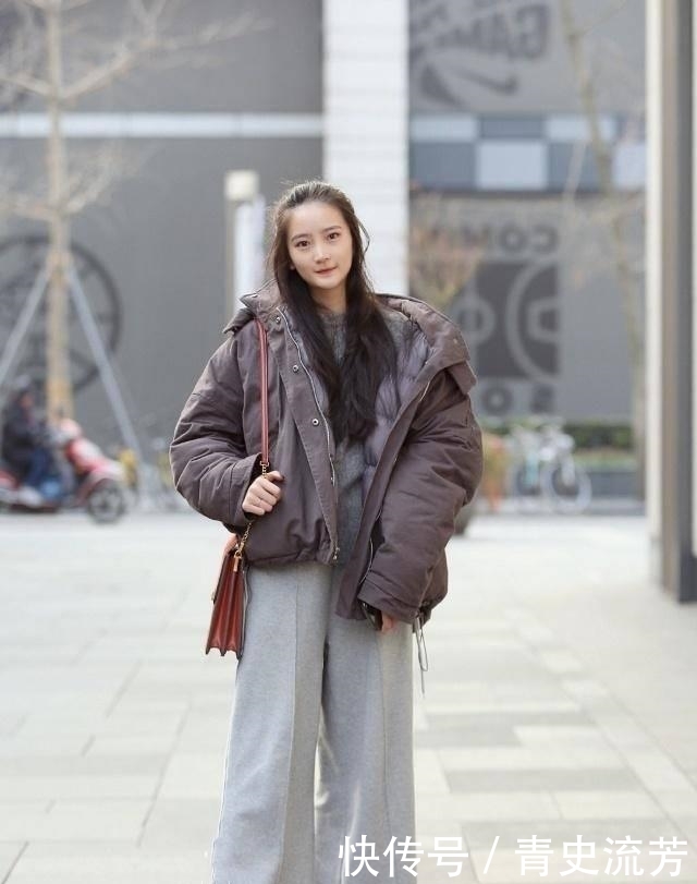 『感觉』街拍:小姐姐看起来很有时尚丽人的感觉,蓝色牛仔裤搭配吊带背心