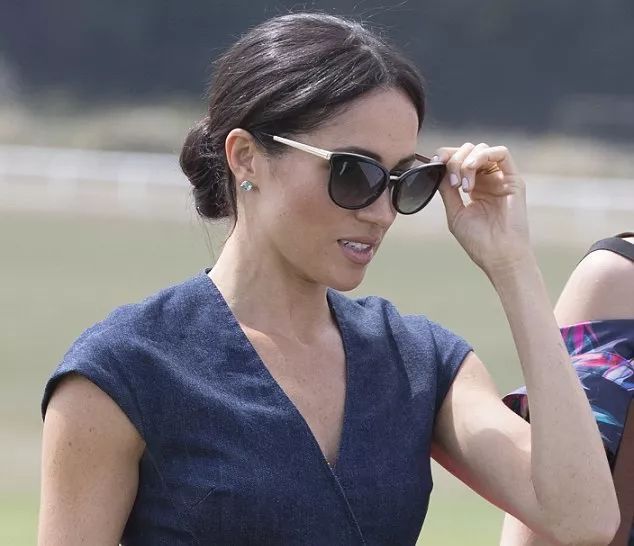 正牌王妃撞衫“绿茶情妇”？英国网友又开始八卦了...