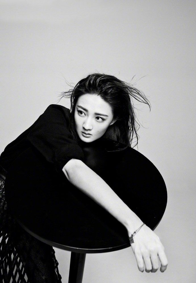 徐璐黑白大片，穿搭不同寻常，网友：空调只开了10度？