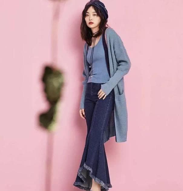  #气质#不想穿得太花哨，又怕黑白灰显老？试试高级的雾霾蓝，特别显气质