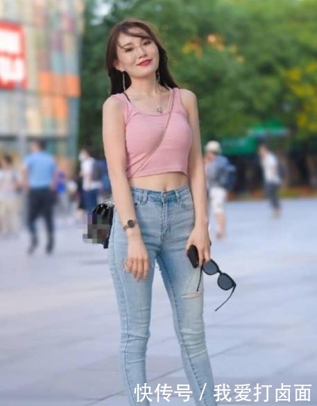  「粉色」街拍：绝色佳人的美女，一件粉色背心配牛仔裤，时尚魅力迷人气质