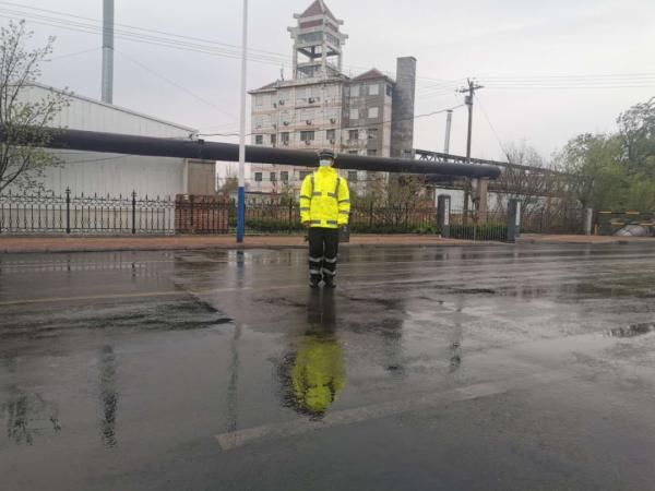  「坚守岗位」保畅通促安全！山东交警雨中执勤尽职责，坚守岗位保平安！