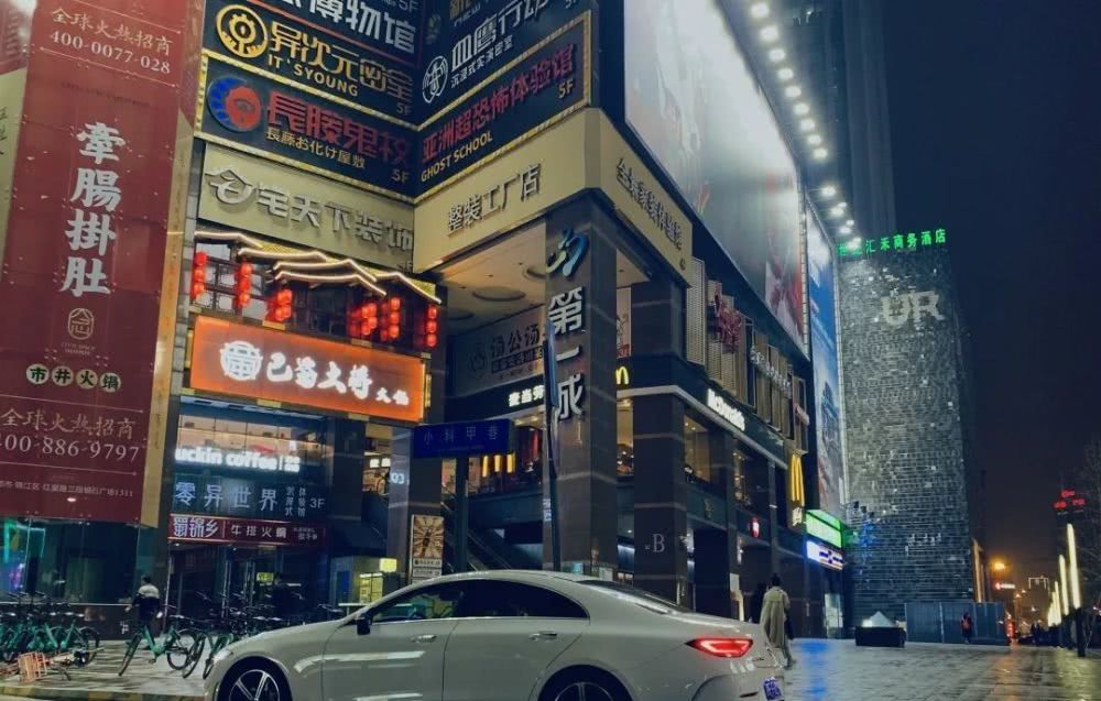  「动力」评测奔驰CLS 350 4MATIC：80万买台四缸的四门轿跑车到底“疯不疯”？