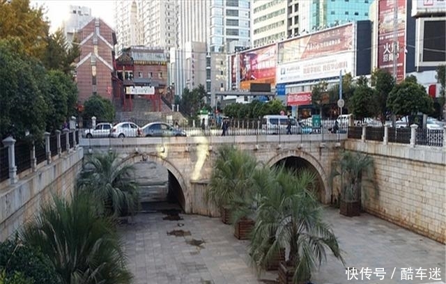 云南建筑大观:站在桥上望云岭