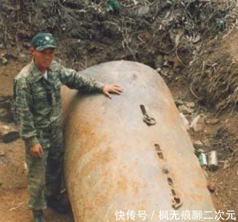 『发财』越南人十年间一直在清除战争遗留的炸弹,有的炸弹比人还粗,每次挖到也是发财!