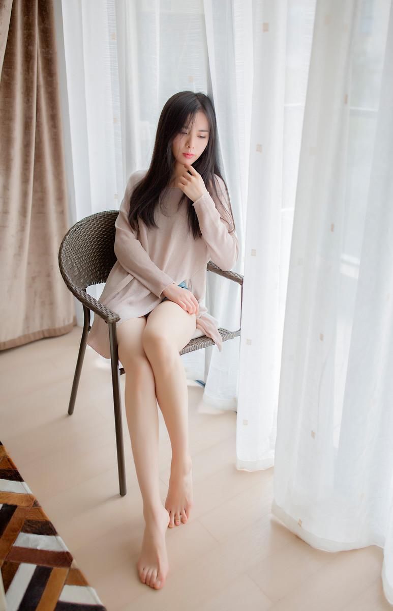 时尚美女模特穿居家装拍写真，双腿修长肌肤白皙很是性感！