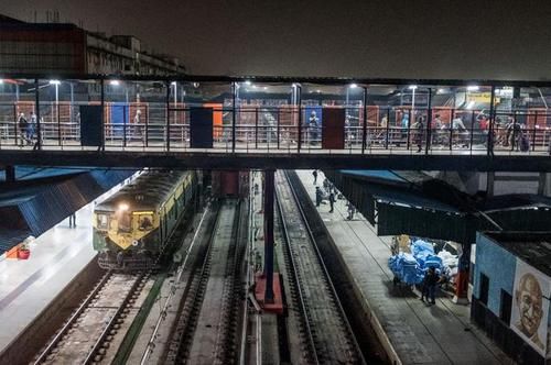  [车站]印度的火车与我们想象中并不同，车上不“挂人”，设施也
