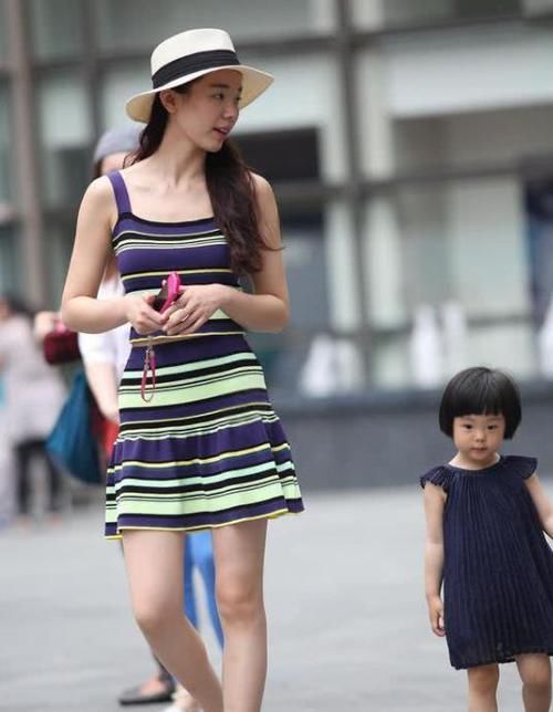  [碎花]街拍：活泼可爱的美女，一件碎花连衣裙外搭白色开衫，十分迷人