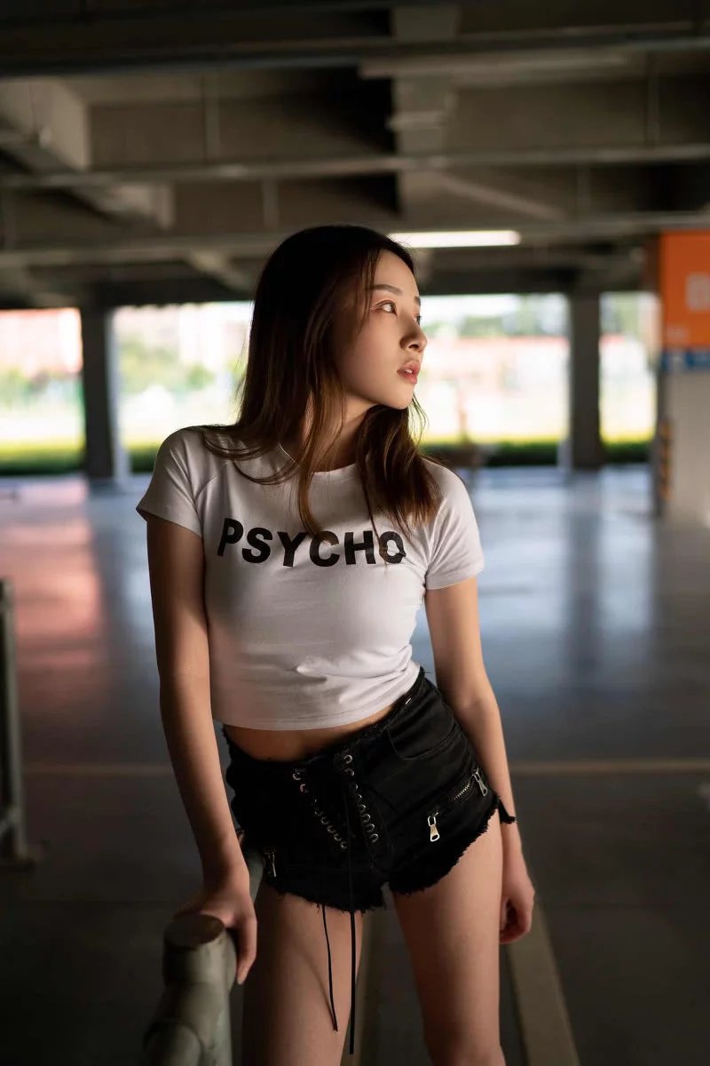 街拍：图1小姐姐，身材美的感觉都快掉出来了，醉了！