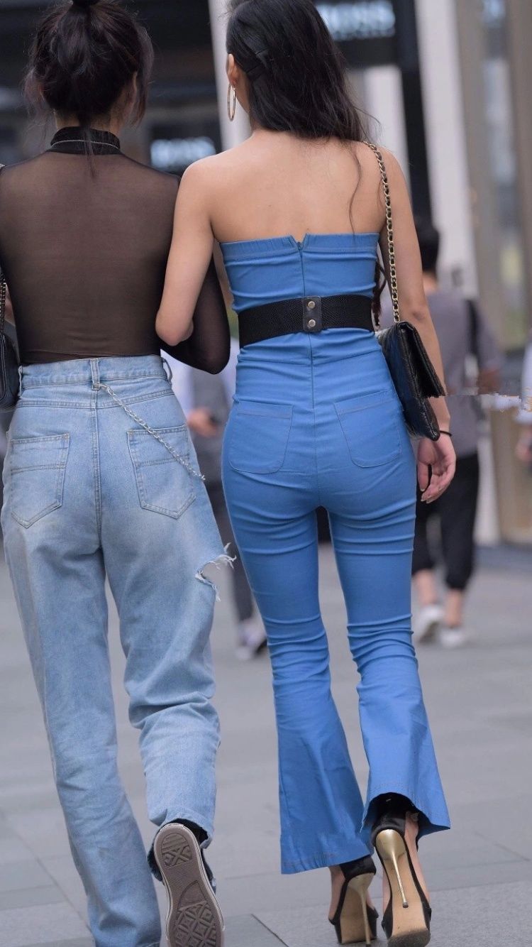 性感街拍丨一对好闺蜜，身材都超赞!背影这么好看谁在乎正脸?