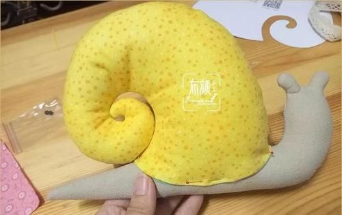 「布艺」一小块花布就能做玩偶,布艺蜗牛玩偶,做抱枕好舒服,附教程