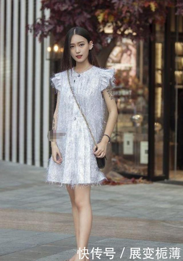  【针织】路人街拍，姑娘温婉迷人，穿米白色的针织打底衫，魅力显露无遗