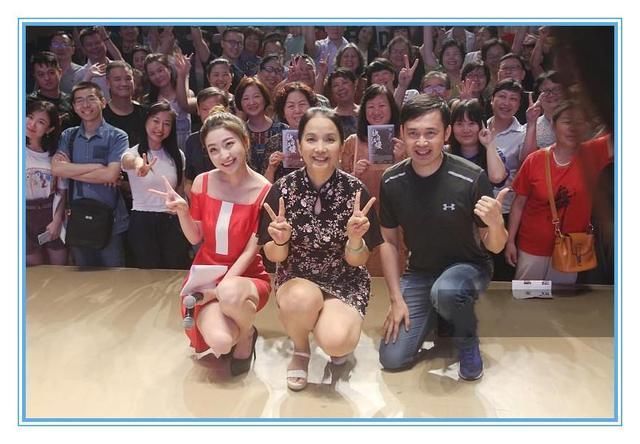 58岁吕丽萍保养得宜，穿旗袍嫩似28岁，但看完下半身我沉默了!