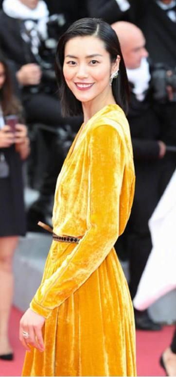 烈焰红唇的秦海璐穿出高级感,接二连三获奖的马伊琍鱼尾裙才迷人