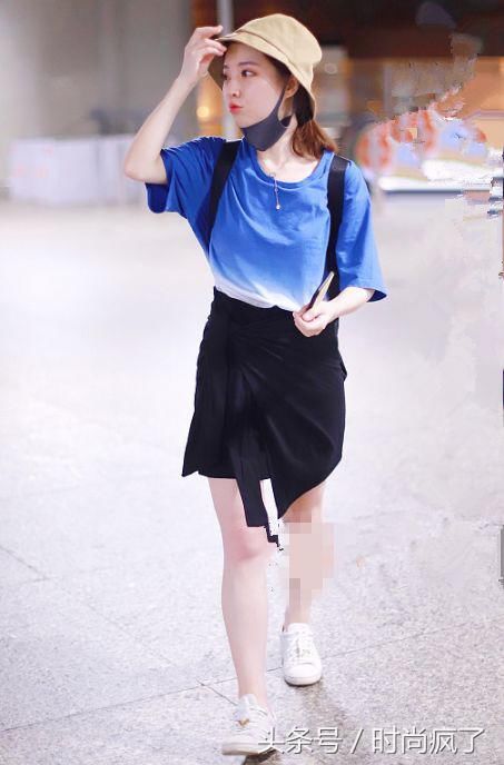 冯提莫终于开窍！裙子外系条外套就出来了，网友：谁还说她是1米5
