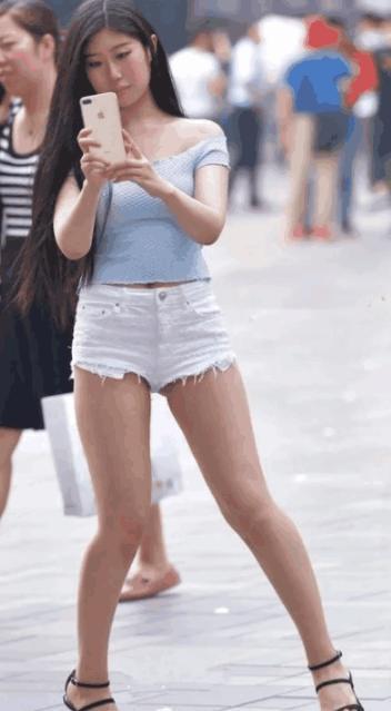 炎炎夏日，性感小姐姐穿紧身裙完美展现熟女魅力！