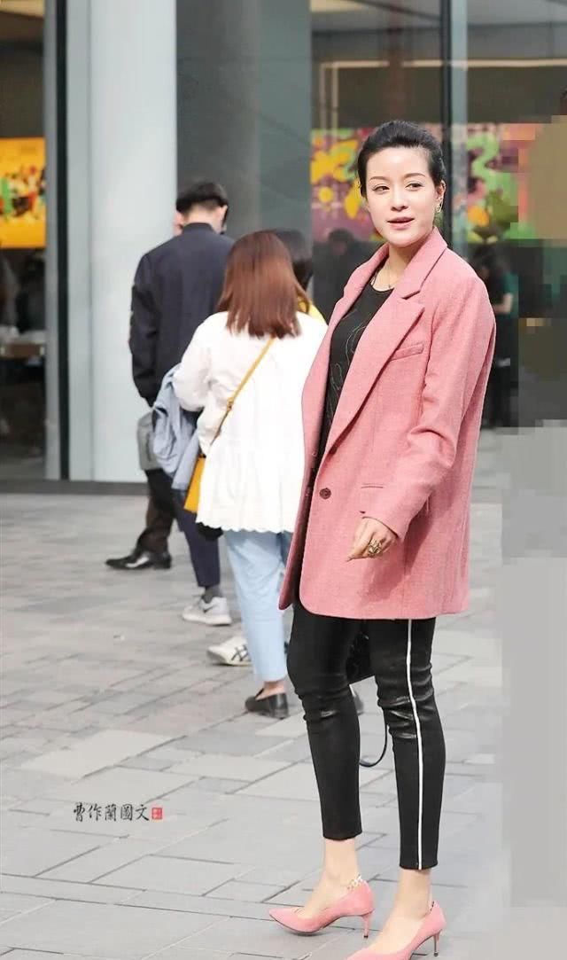  #漂亮#时尚街拍：用紧身皮裤配搭初春的漂亮美女