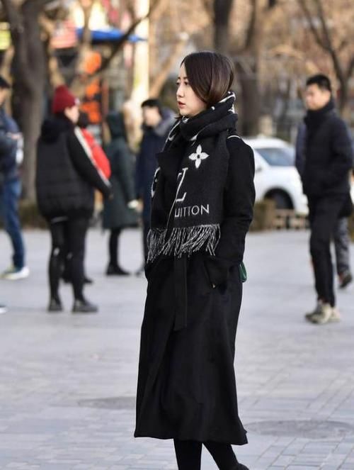 「气质」街拍:身材苗条的美女,一件白色上衣配牛仔短裙,时尚唯美气质