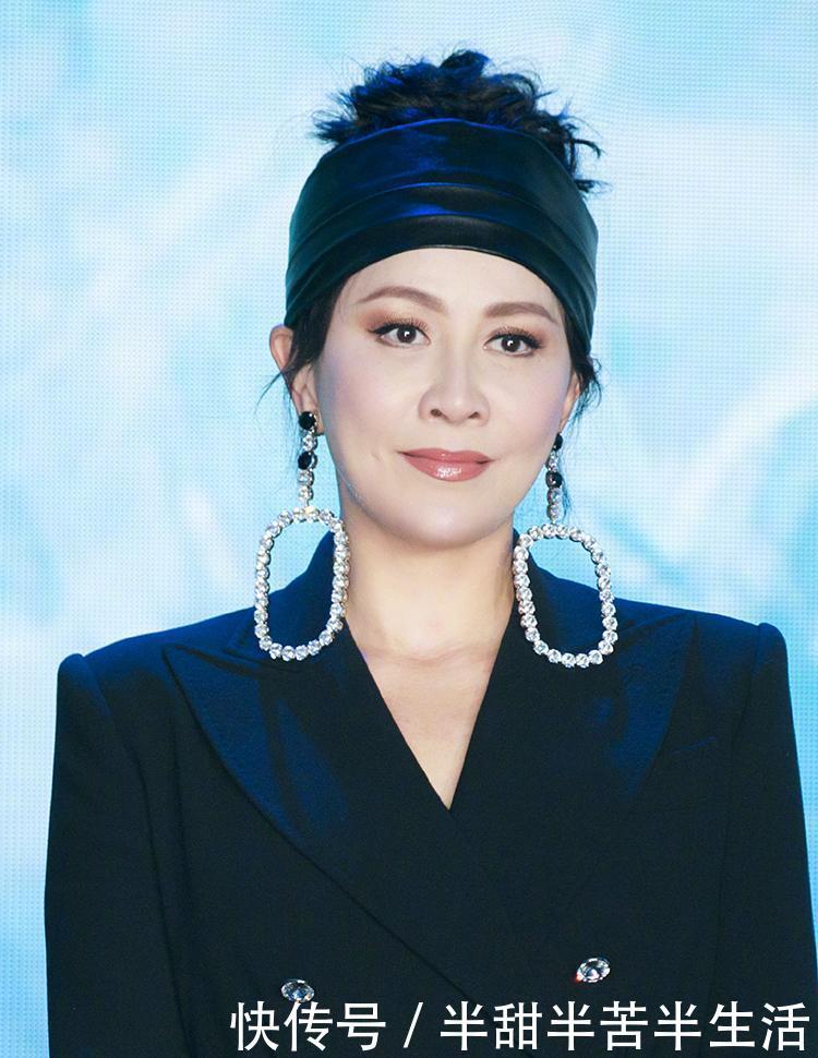 刘嘉玲厉害了！53岁穿渔网袜留道明寺发型，嫩过张艺上和吴磊