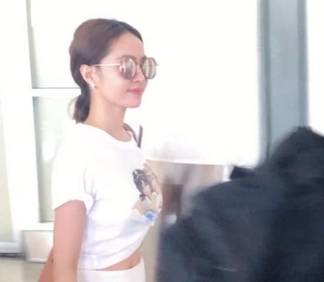 蔡依林现身机场，白色包臀裙勾勒性感曲线 秀出小蛮腰